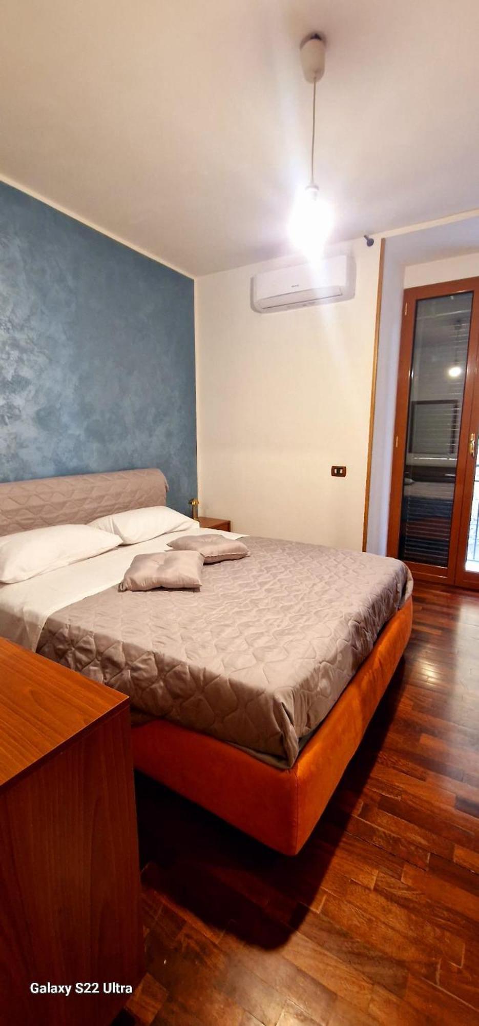 De Lux's Apartment