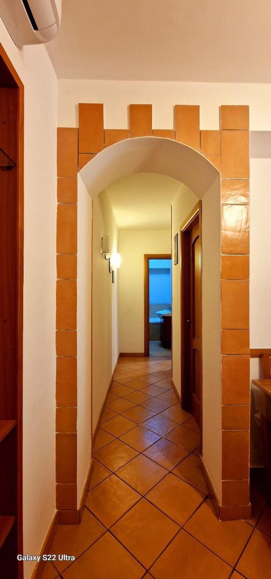 De Lux's Apartment